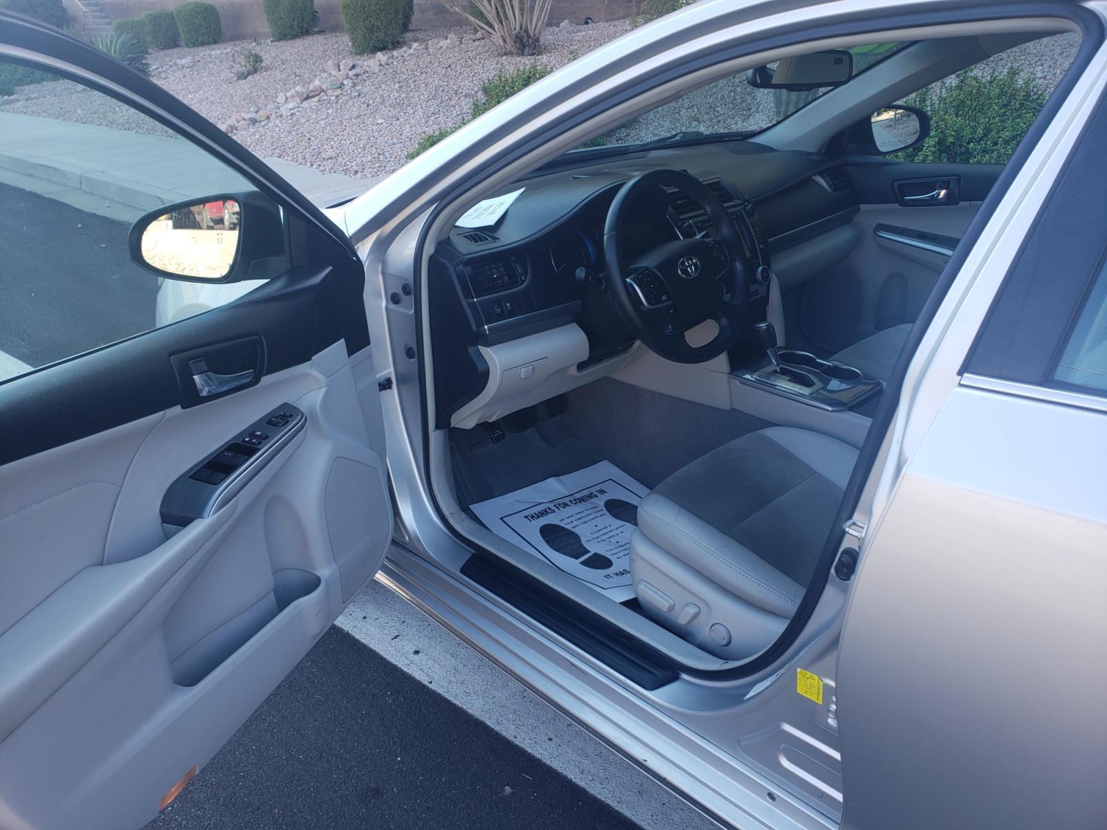 2014 /gray and black Toyota Camry Hybrid lx (4T1BD1FK3EU) with an 3.5L V6 DOHC 24V engine, 5-Speed Automatic transmission, located at 323 E Dunlap Ave., Phoenix, AZ, 85020, (602) 331-9000, 33.567677, -112.069000 - 2014 Toyota Camry Lx,......... A Must See!! No accidents. cold AC. the car is gorgeous inside and out. power windows, power door locks, Touch screen Stereo/CD player, phone sync, Bluetooth, backup camera, satellite compatible, navigation, Clean gray and balck interior with beautiful gray leather sea - Photo #8
